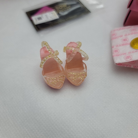 MGA Rainbow High Mini Accessories Studio Shoes Bella Harper (Parker) Bow Heels - Picture 2 of 3
